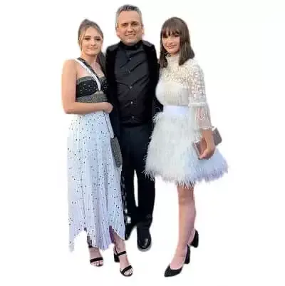   Ava Russo con el padre Joe Russo y la hermana Lia Russo