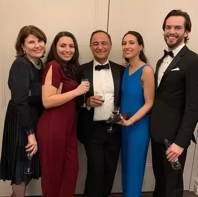   Antonia Salib กับ Emad Salib พ่อของเธอ แม่ Vivien และน้องสาว Isabelle Salib