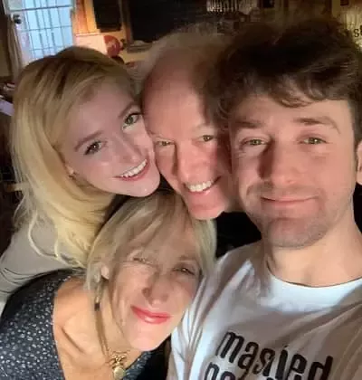   Gus Birney met haar moeder Constance Shulman, vader Reed Birney en broer Ephraim Birney