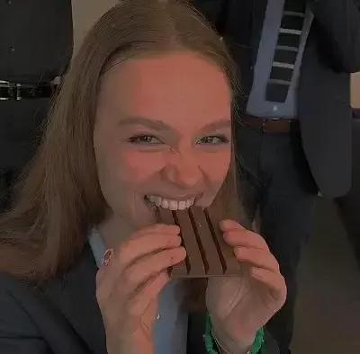   Sadie Soverall mănâncă ciocolată