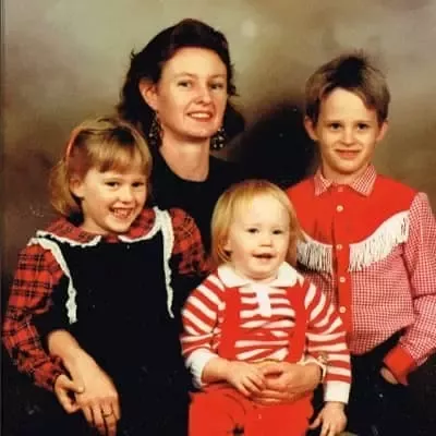   클라우디아 오'Doherty mother Martina O'Doherty brother Darcy O'Doherty and sister Lucy O'Doherty