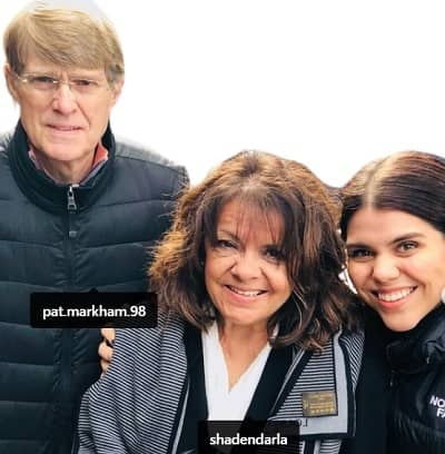   L'attrice Brooke Markham con il padre Pat Markham e la madre Shaden Darla