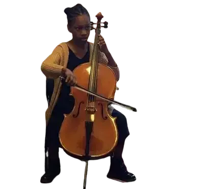   Demi Singleton csellózik