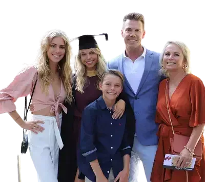   Georgia May Davis cu tatăl Gary Davis, mama Alyssa-Jane Cook, sora Ruby-May Davis și fratele Lucca Davis
