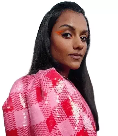   Simone Ashley Det riktiga namnet är Simone Ashwini Pillai
