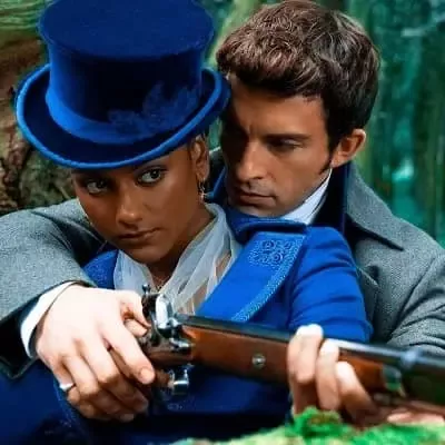   Simone Ashley med Jonathan Bailey