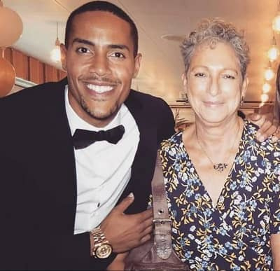   Safir Colman sjunger med sin mamma