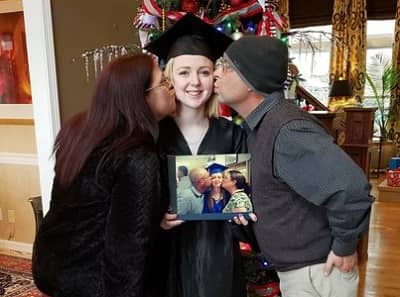   Maegan Hall con sus padres