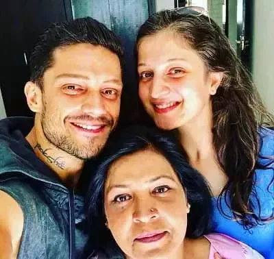   Jaya Bhardwaj cu fratele ei Sidharth Bhardwaj, mama Anuradha Sharma