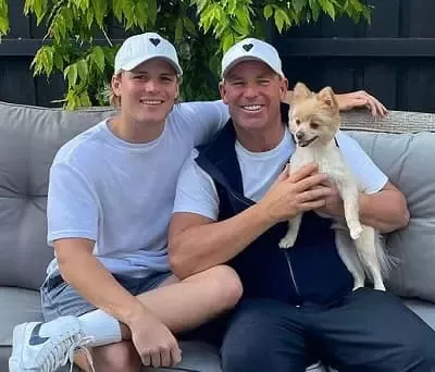   Jackson Warne com o pai Shane Warne