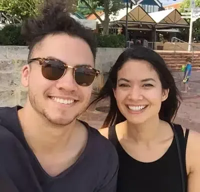   Melanie Perkins veljensä Johnny Perkinsin kanssa