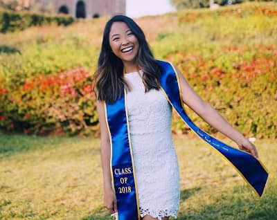  Allison Hsu na dan diplome