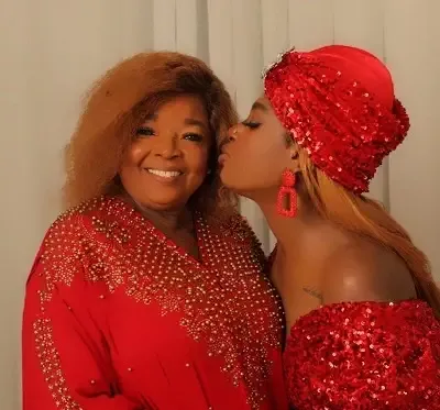   Annie Macaulay Idibia con sua madre