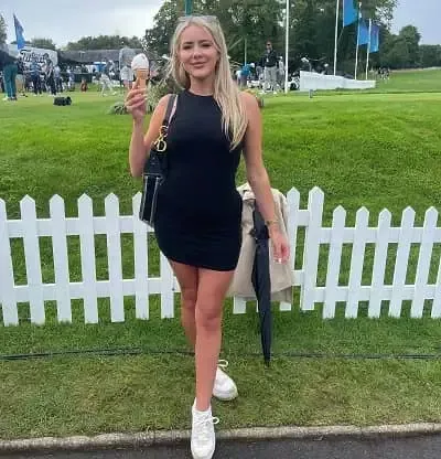   Tik gerbėjų modelis Bonnie Brown valgo ledus