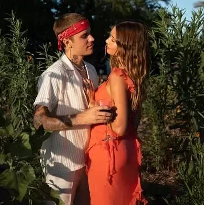  Hailey Bieber cu soțul Justin Bieber