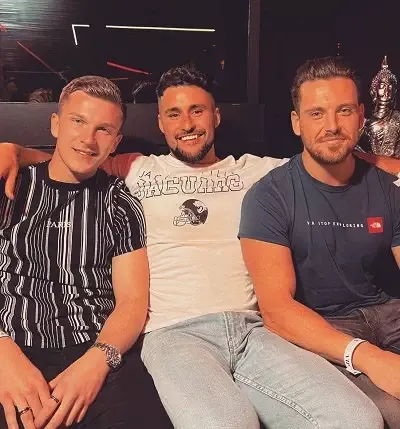   Adam Jordan cu prietenii săi