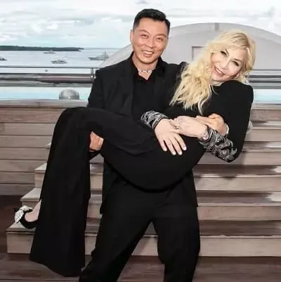   Anna Shay z Yang Wang
