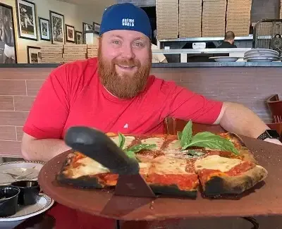   젊은 나이에 호스트 Josh Denny 전기