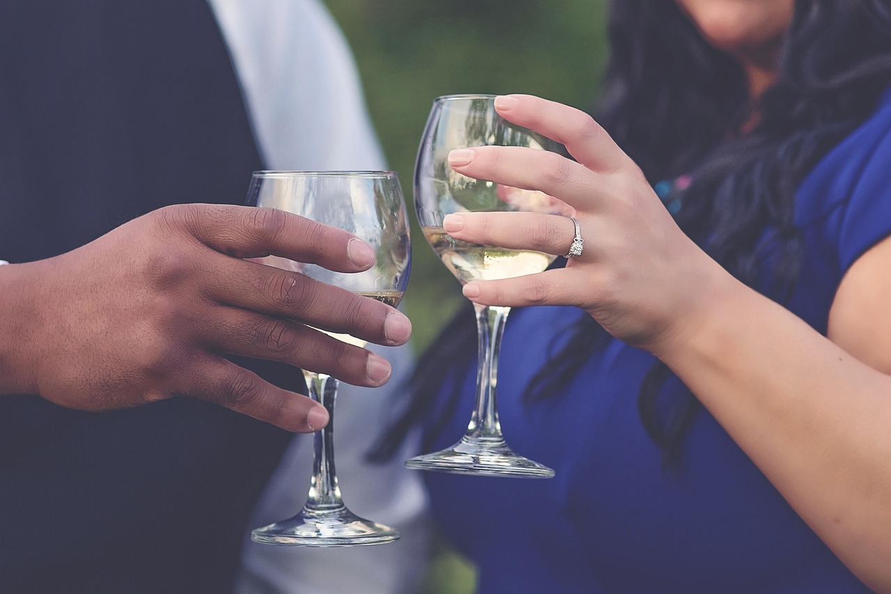 Frases para felicitar a los novios: mensajes de boda bonitos, originales y emotivos para dedicar