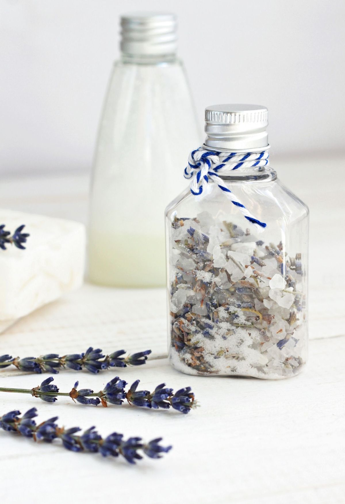 Bottiglia, Acqua, Mirtillo, Cibo vegetariano, Bottiglia di vetro, Etichetta, Bottiglia di plastica, Cibo,