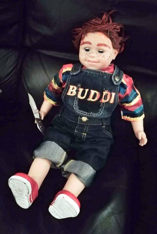 Conas doll Chucky, Buddi, maisiú Oíche Shamhna a dhéanamh sa bhaile ón tús.