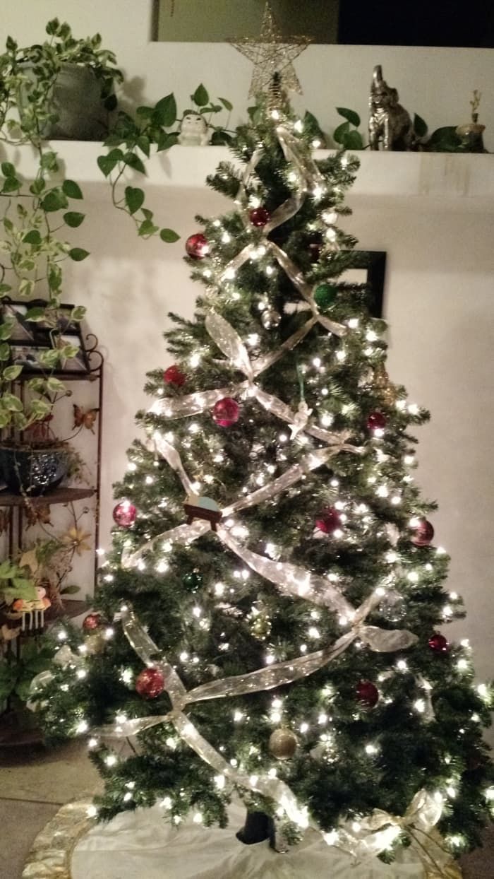 DIY: križni trak na vašem božičnem drevesu za ta eleganten videz