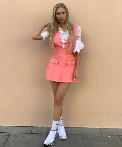   Marina Streit Height je 5 čevljev 8 palcev