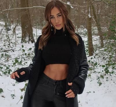   حار جدًا في التعامل مع سيرة Tabitha Clift وويكيبيديا