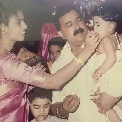   Sini Shetty com seu pai Sadanand Shetty, mãe Hema Shetty e irmão Shikin Shetty
