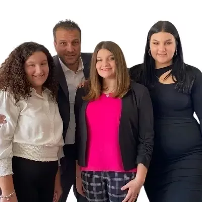   Nicolina Bozzo πατέρας Dave Bozzo αδελφές Alessia Bozzo και Isabella Bozzo
