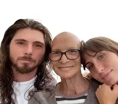   Lily Meola med sin mamma Nancy Meola och bror Matt Meola