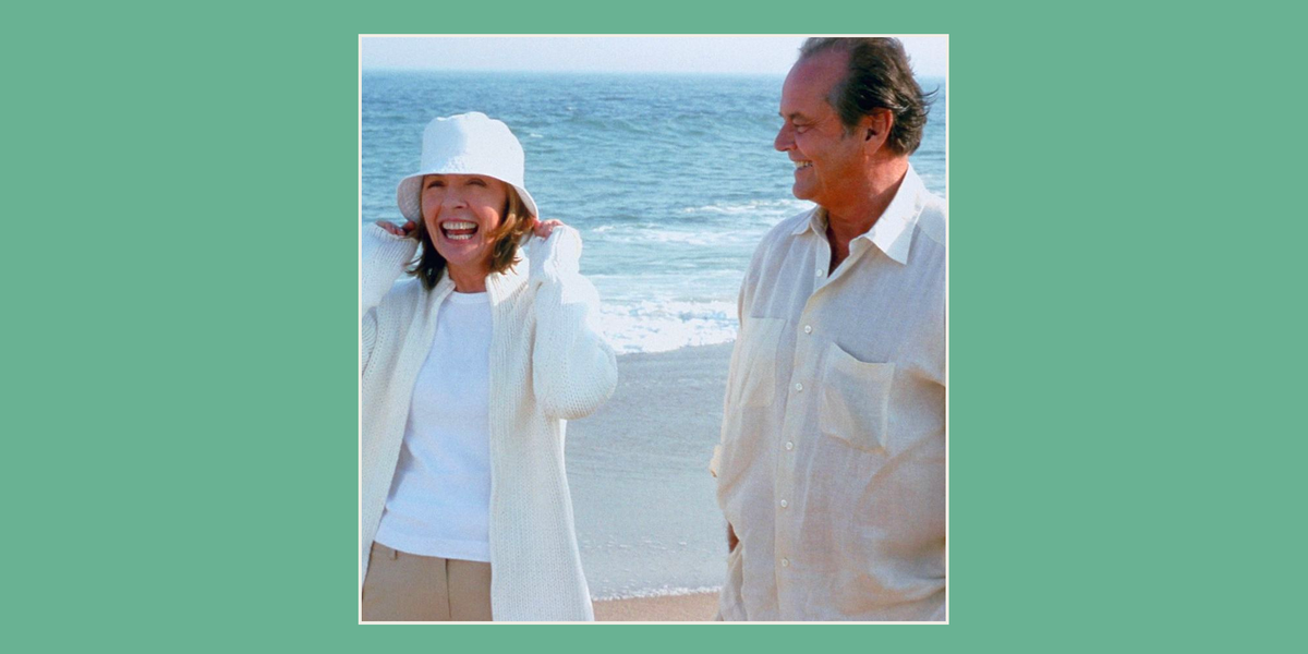 ქალი და კაცი იღიმებიან სანაპიროზე სიარულის დროს