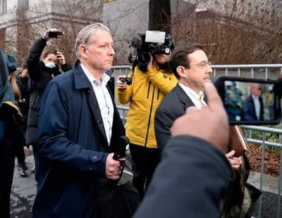   Charles McGonigal komt uit de rechtbank