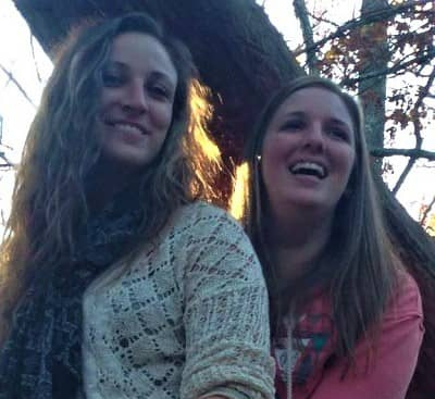   Brittany Tee con su hermana Bethany Tee