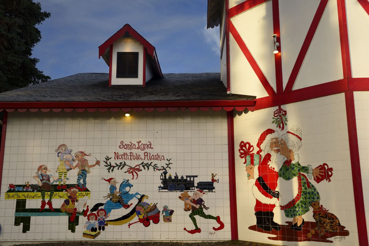 cenas de natal em ladrilhos de cerâmica na casa do papai noel em santaland pólo norte do Alasca