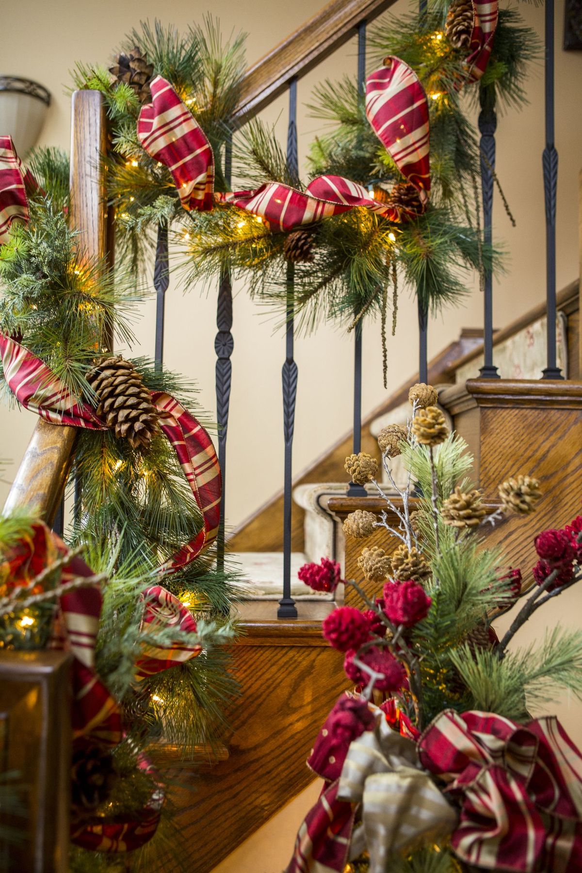ringhiera decorata con rami e luci stringa per natale