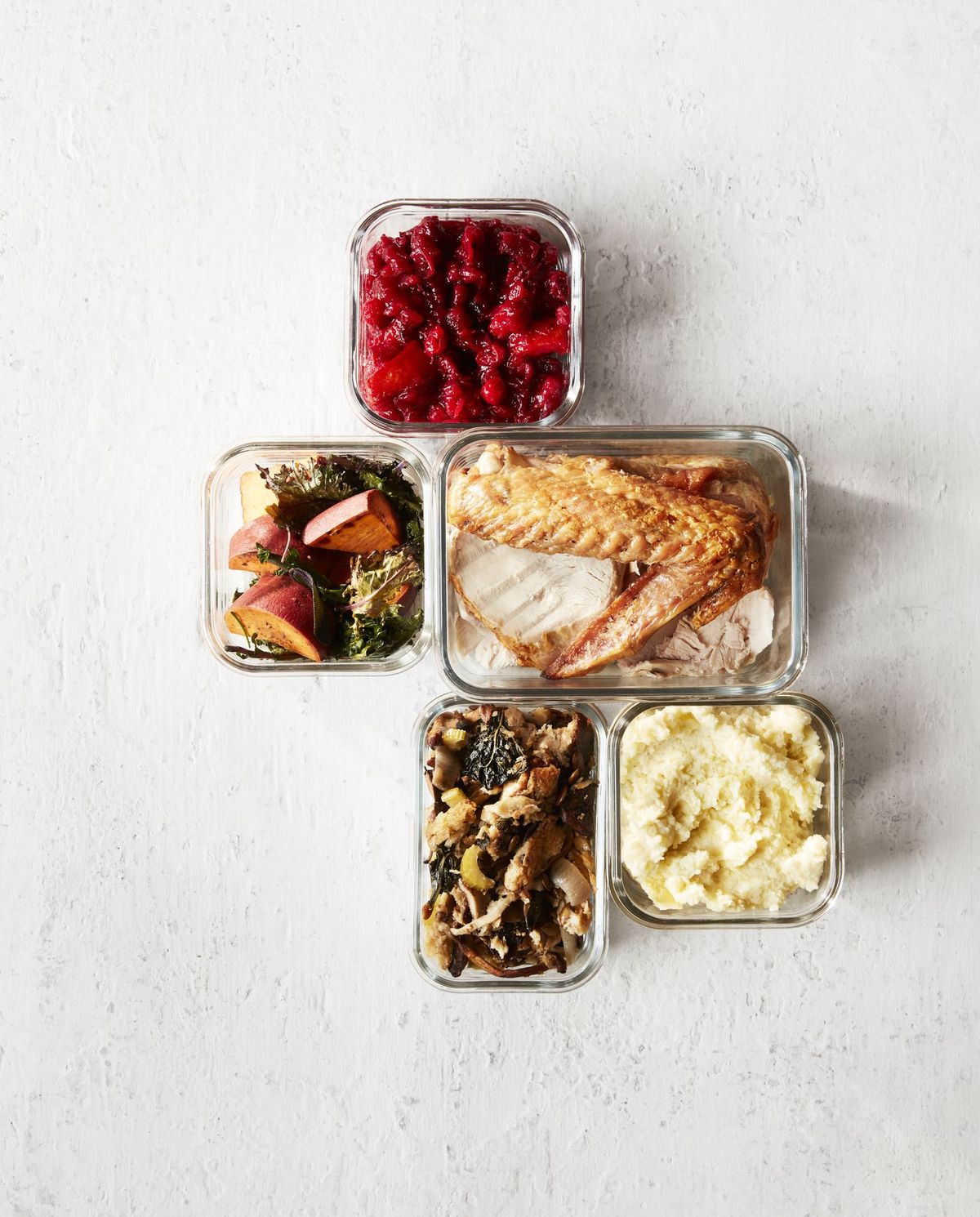 thanksgiving restjes in containers op wit hout