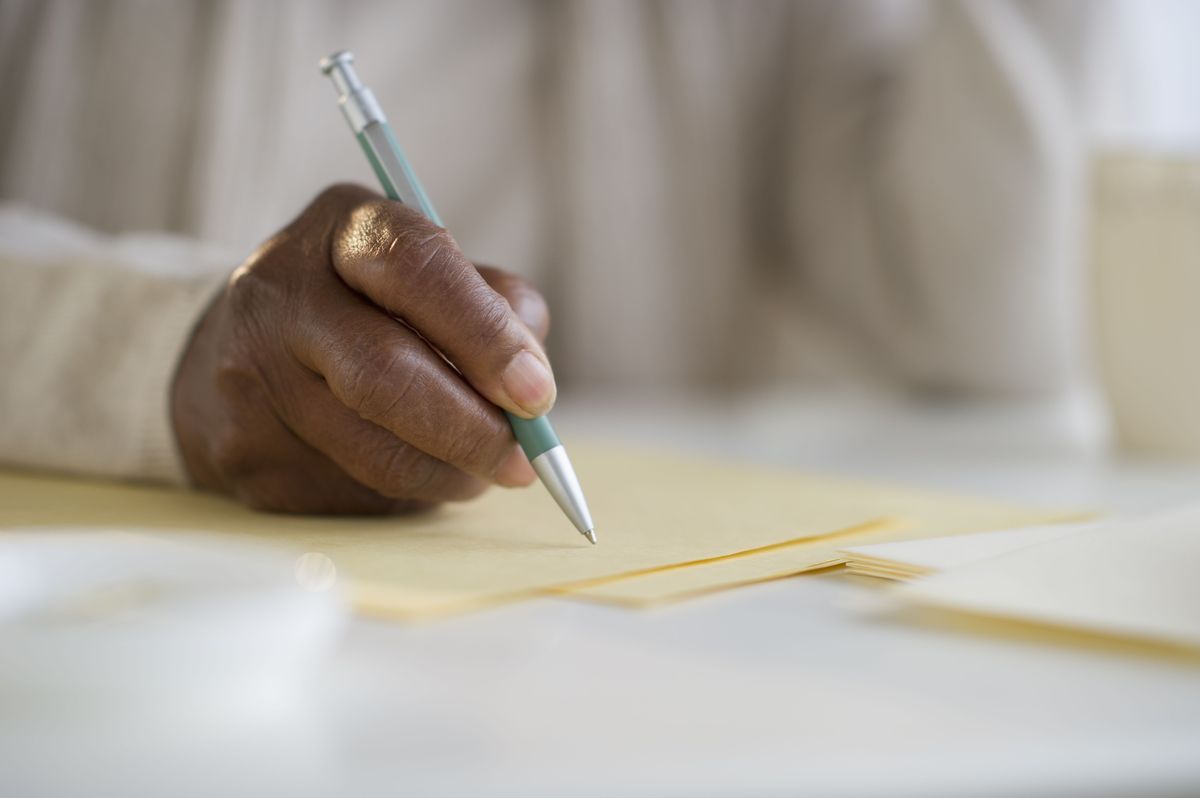 zwarte vrouw schrijven brief