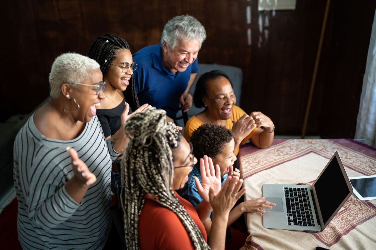 familie en vrienden die thuis een videoconferentie op laptop doen