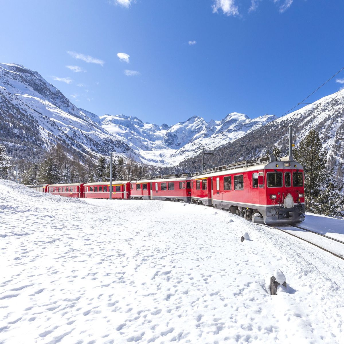 bernina-trein in het besneeuwde landschap van berninapas overdag